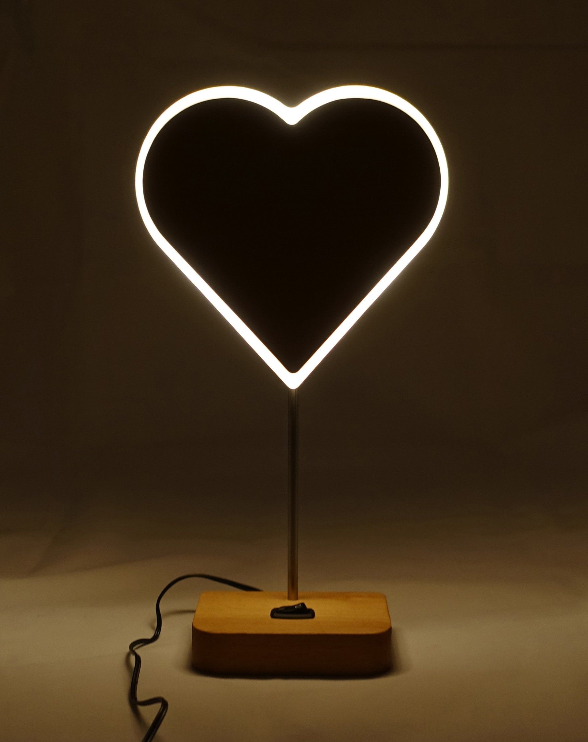 Stehlampe aus Holz in Herzform