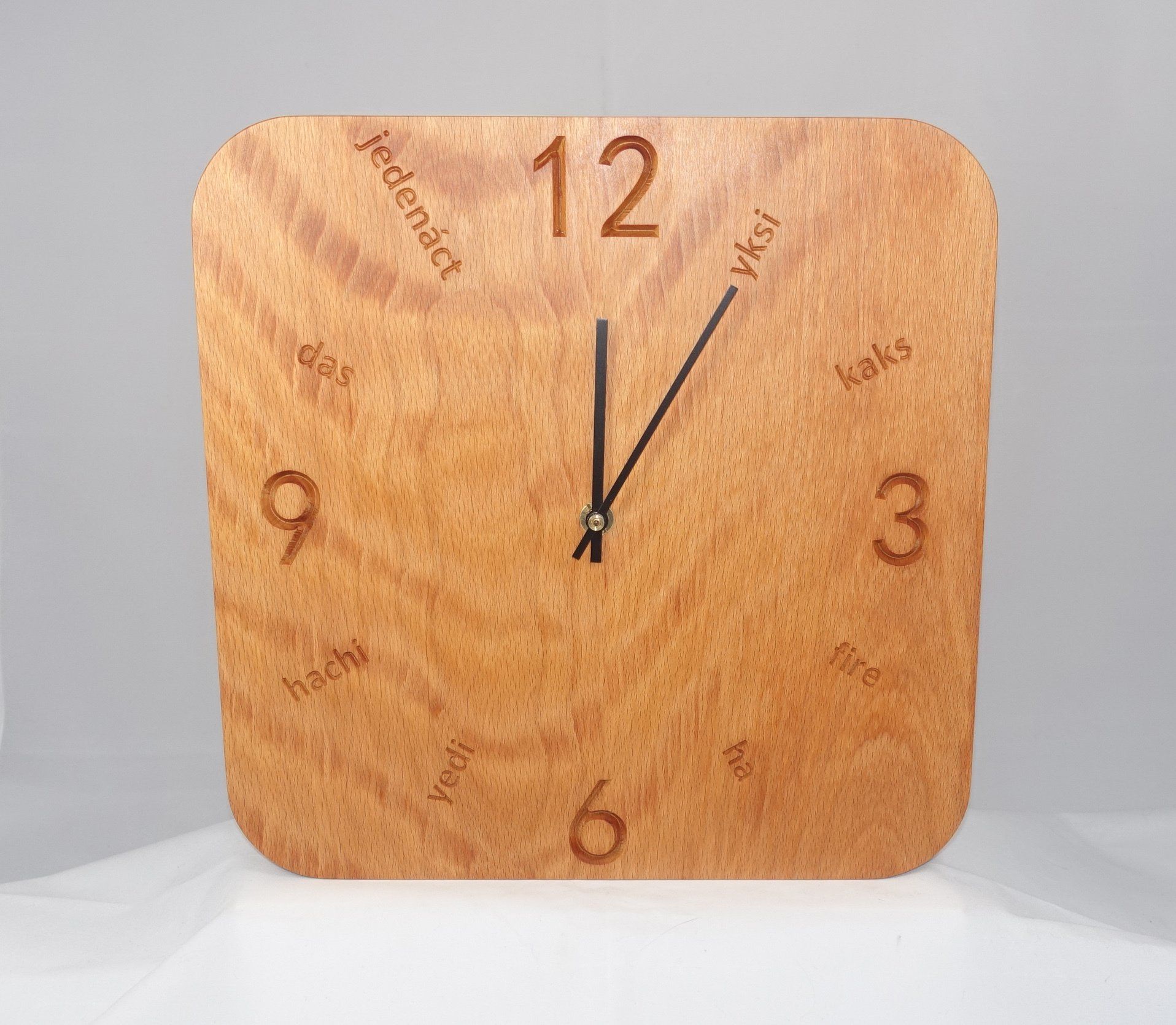 Uhr aus Massivholz von HolzWalz