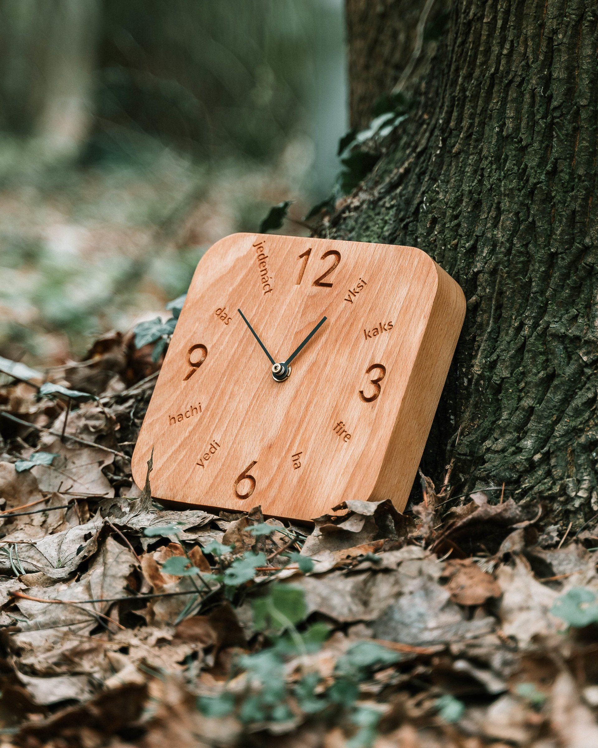Standuhr aus Holz