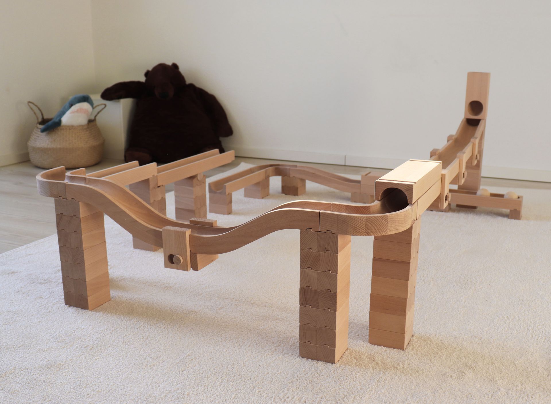 Eine Holzmurmelbahn für Kleinkinder