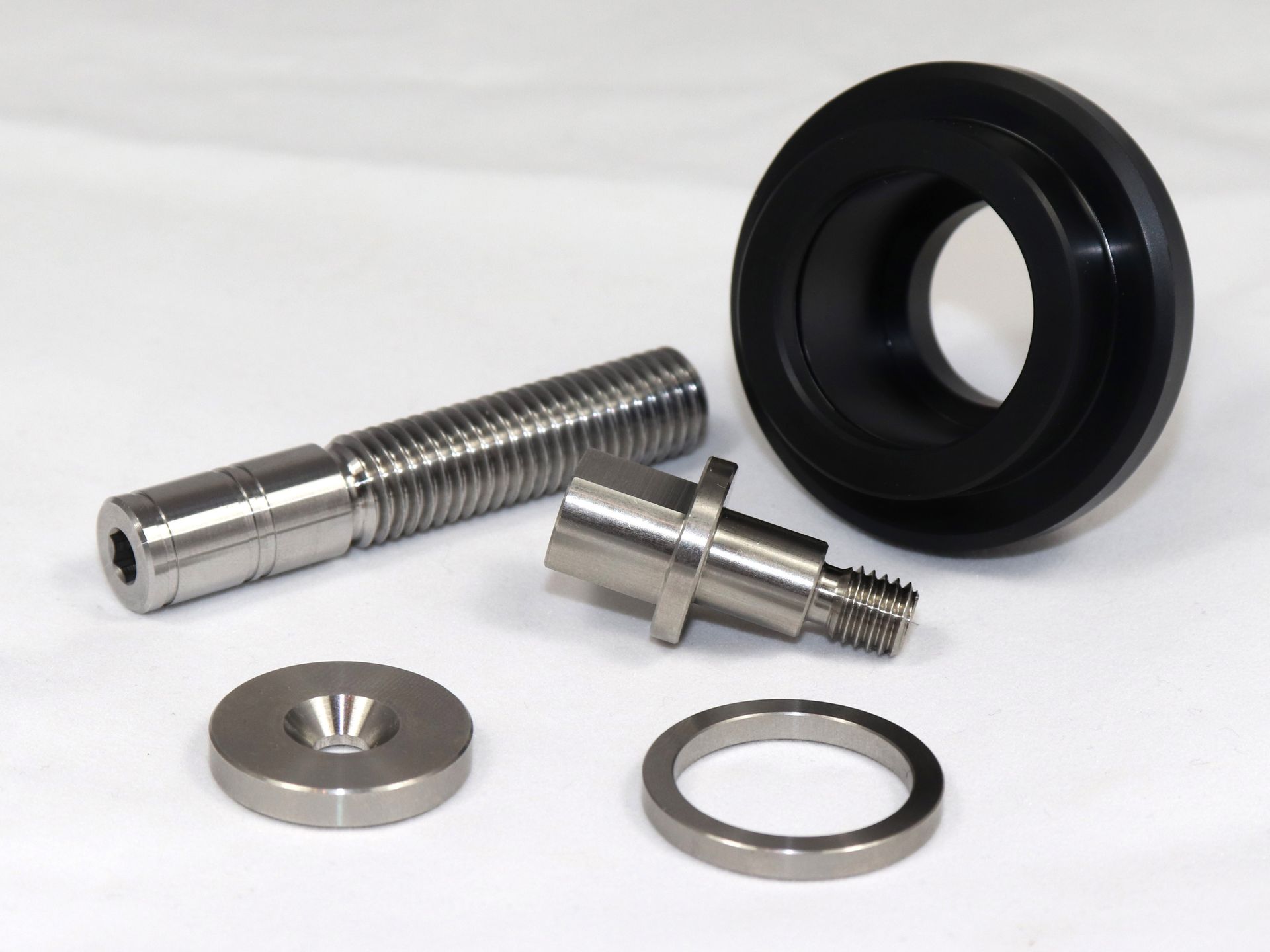 Dreh- Frästeile aus Edelstahl und Kunststoff.