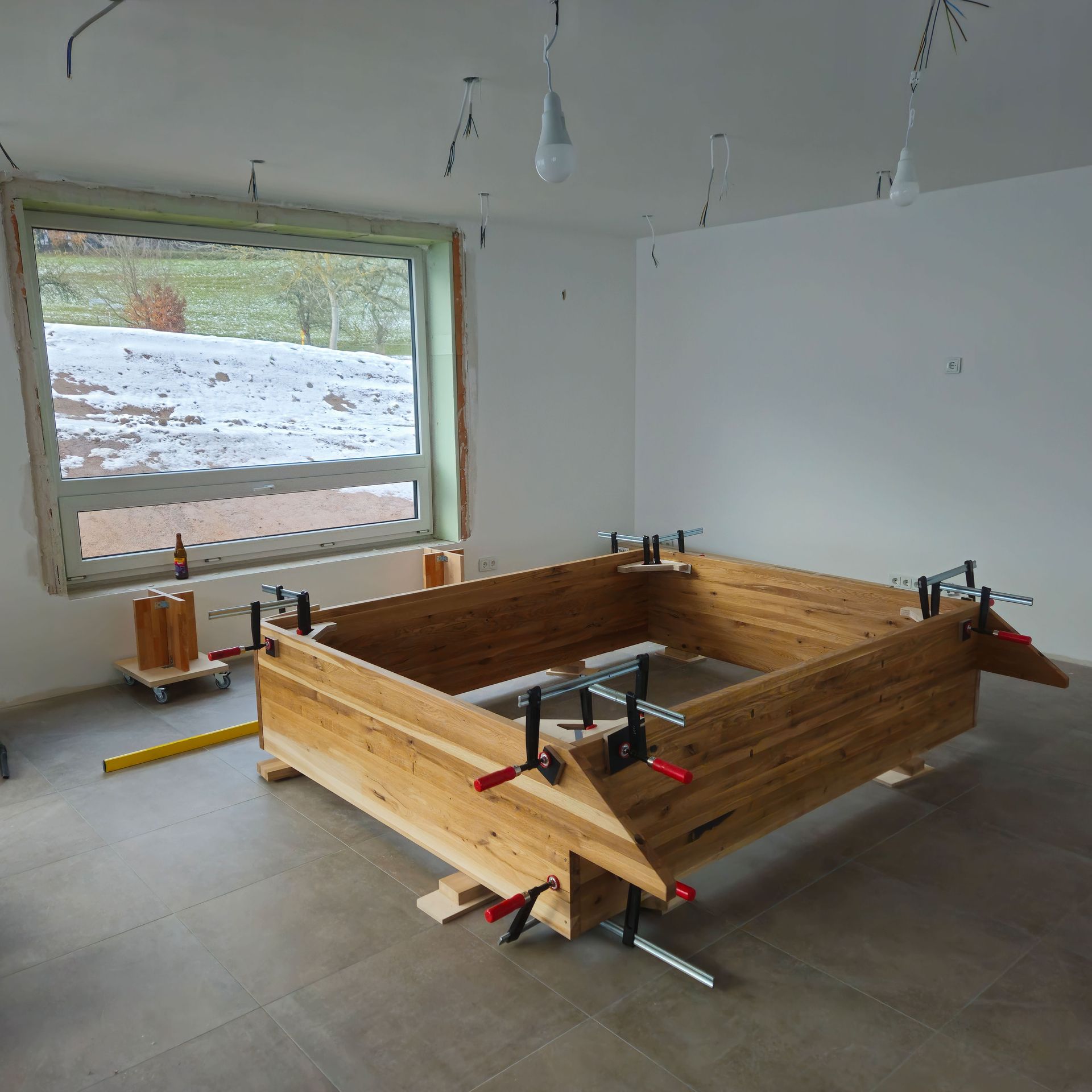 Verleimung des Korpus für Sitzfenster aus Wildeiche