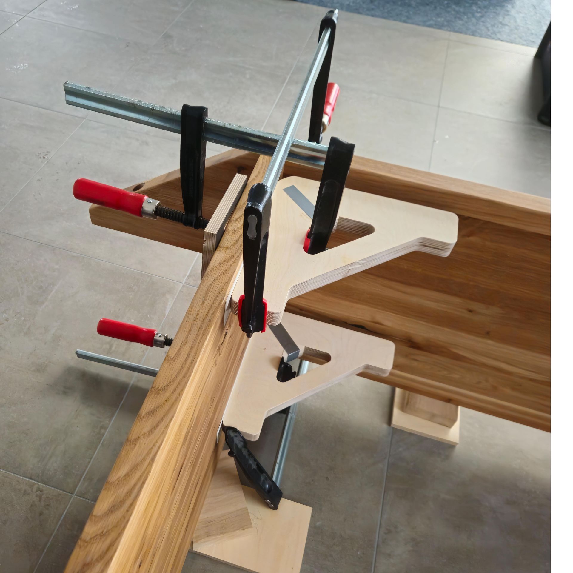 CNC- gefräster XXL Winkelspanner aus 30mm dickem Multiplex