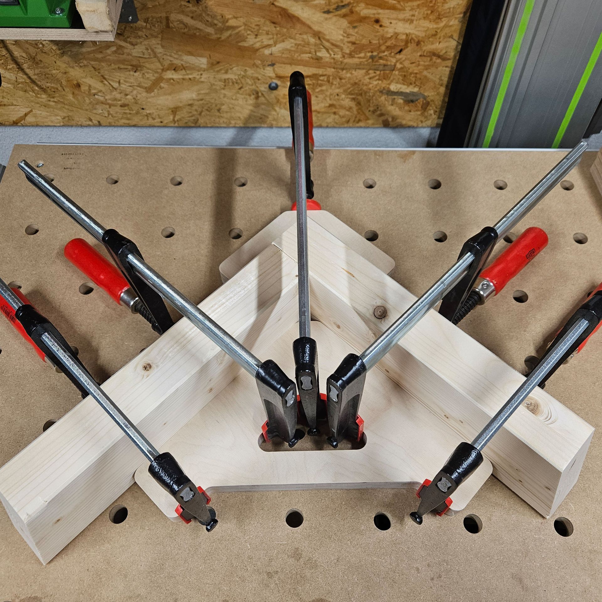 CNC- gefräster XXL Winkelspanner aus 30mm dickem Multiplex