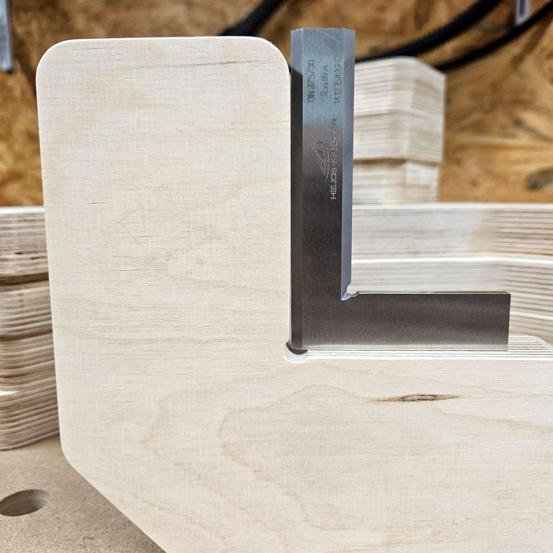 CNC- gefräster XXL Winkelspanner aus 30mm dickem Multiplex