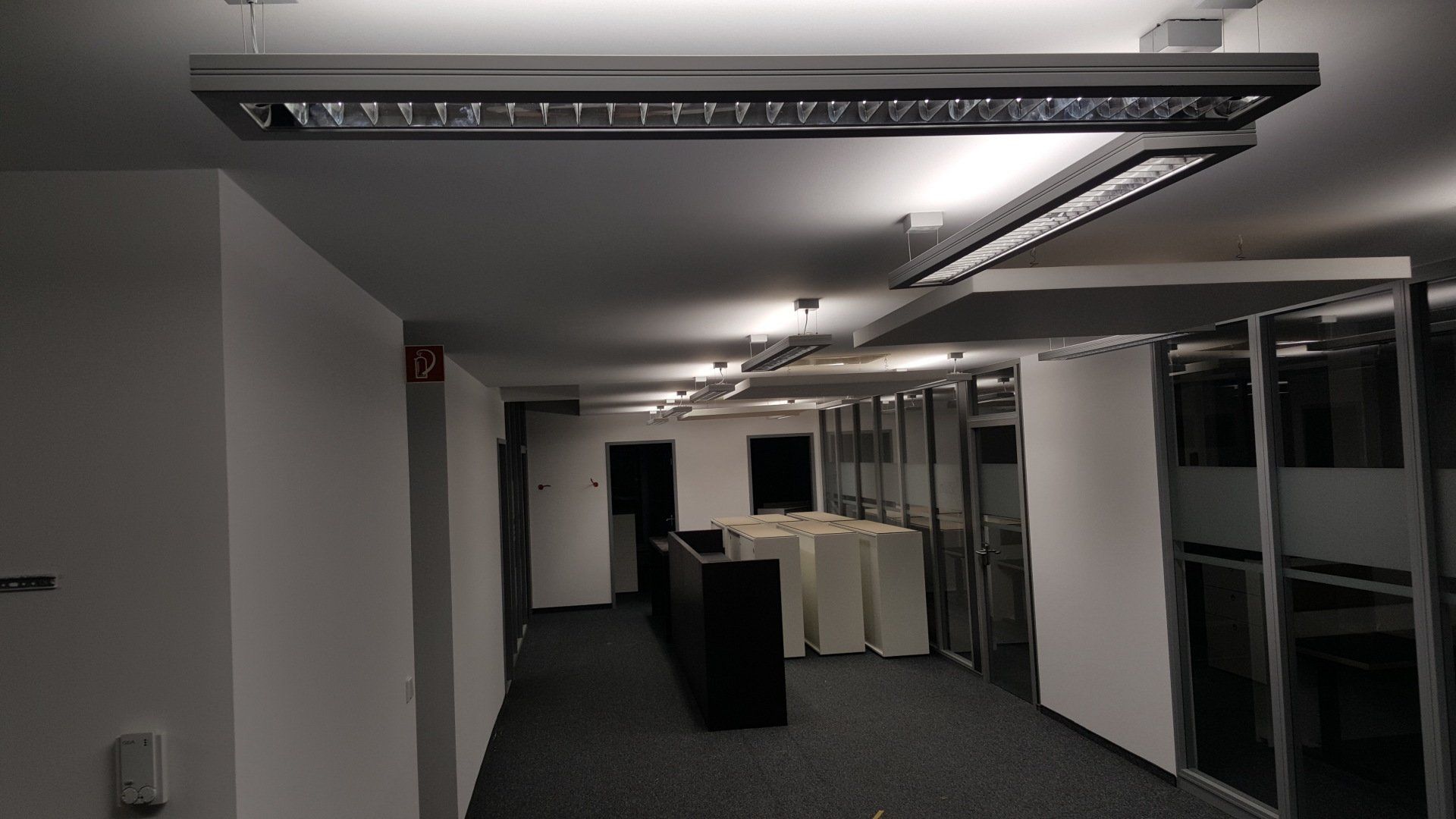 Baustelle großes Buerogebaeude langer Flur