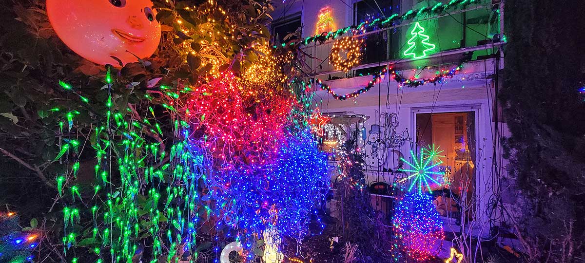 Weihnachtshaus in Olching - der bunte baum mit Lichtwchselstern