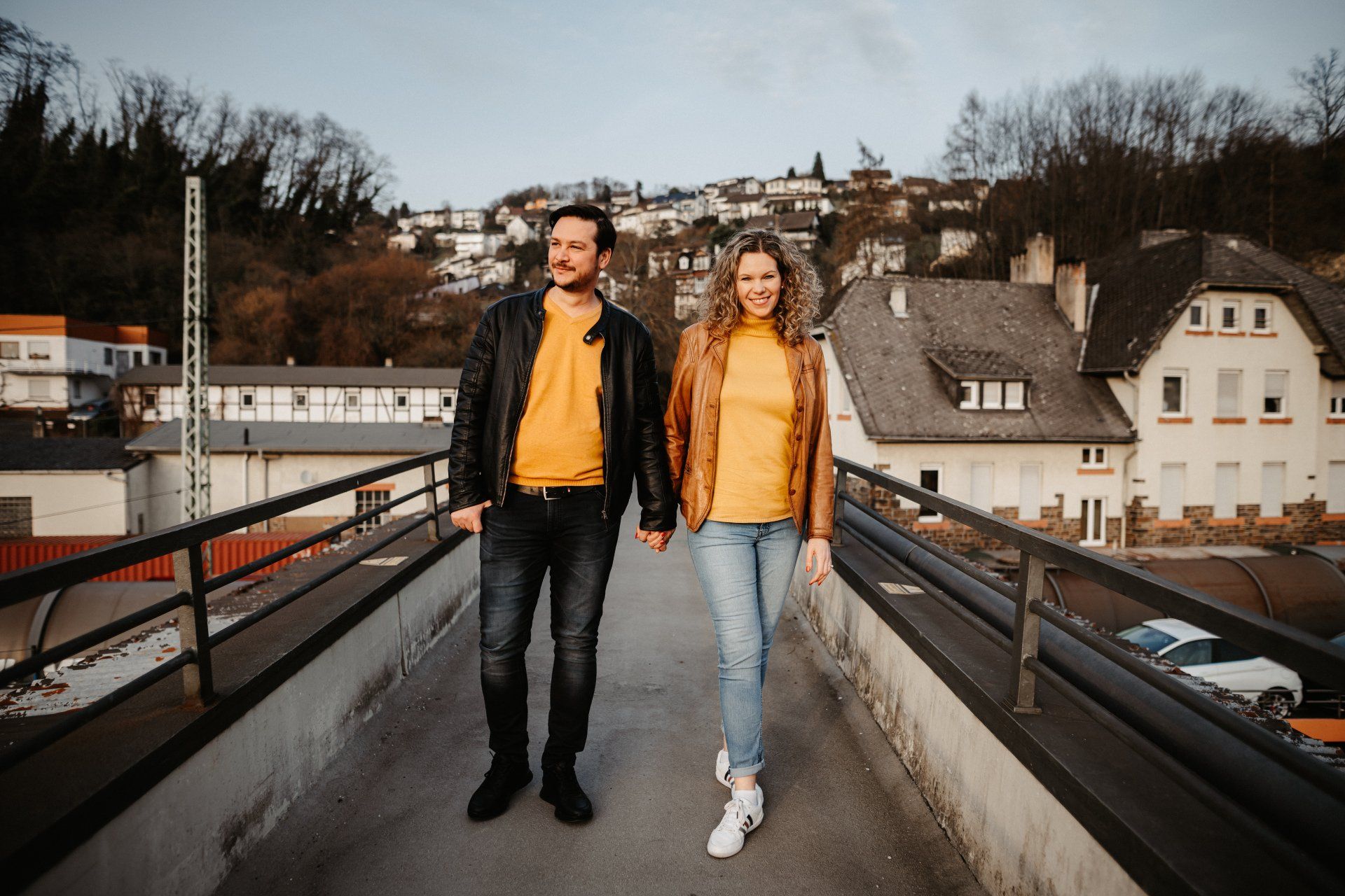 ch bin Aurelian, euer Fotograf, und begleite seit 2011 mit Leidenschaft und Professionalität die besonderen Momente in eurem Leben. Unterstützt werde ich von meiner Frau Anna, die als Assistentin und zweite Fotografin an meiner Seite steht, um euch die besten Ergebnisse zu liefern.