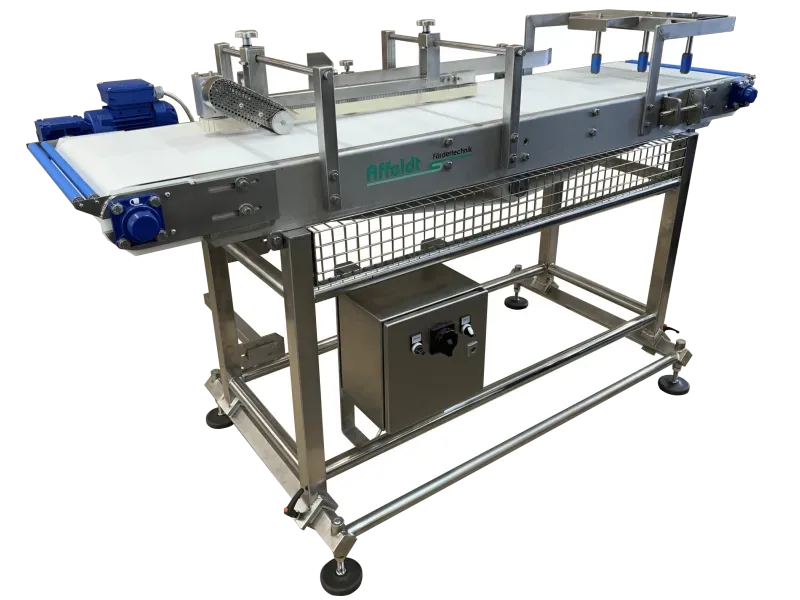Conveyor belt with turning station for precise handling, ensuring perfect coding and labeling – Affeldt Fördertechnik