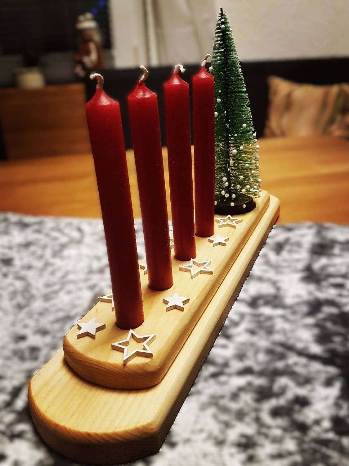 Schlichte Alternative zum Adventskranz aus Fichtenholz