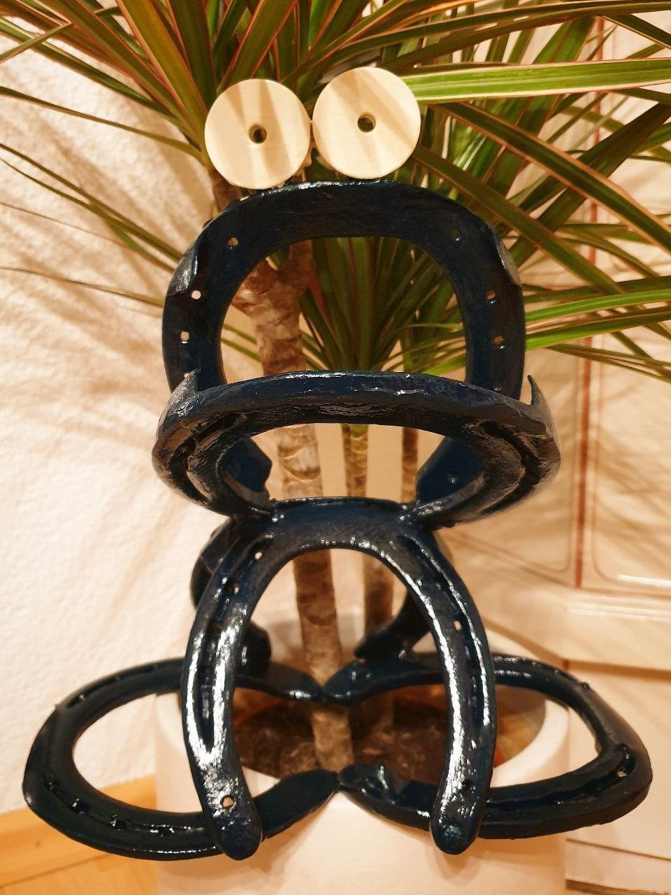 Dekorativer Frosch aus Hufeisen geschweißt und farblich gestaltet.