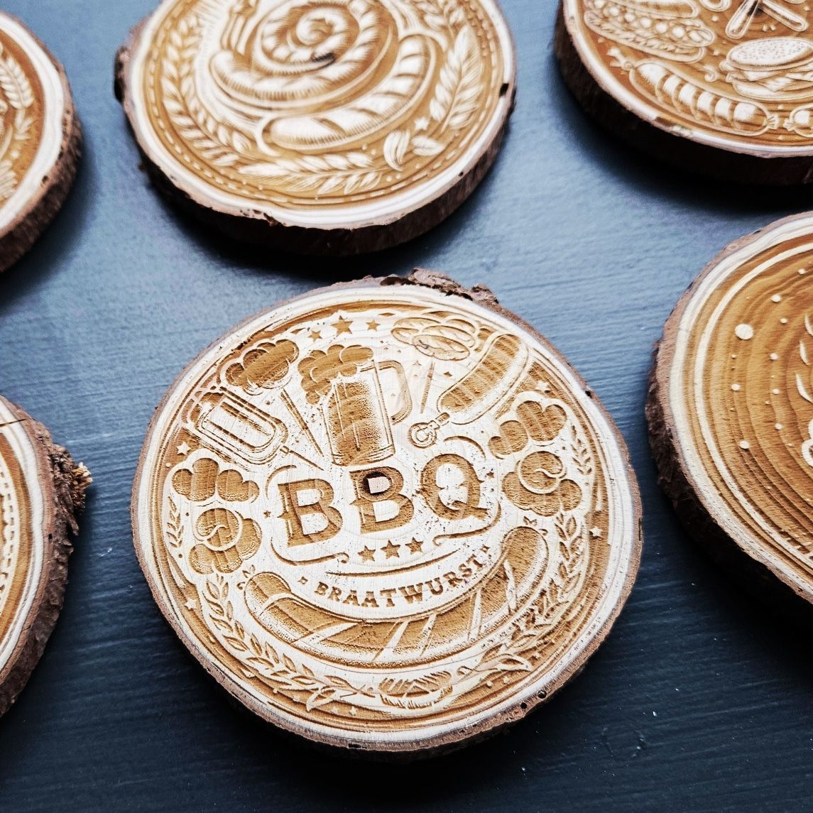 Untersetzer aus Fichtenscheiben mit Personalisierung gelasert