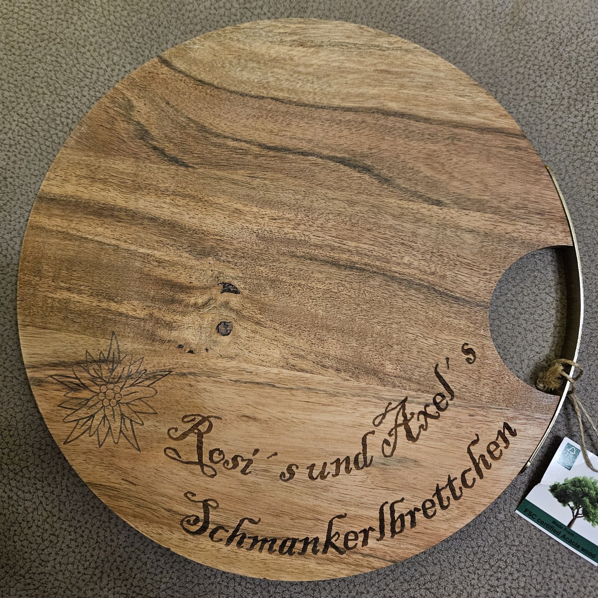 Brotzeitbrett aus Akazienholz mit Personalisierung gelasert