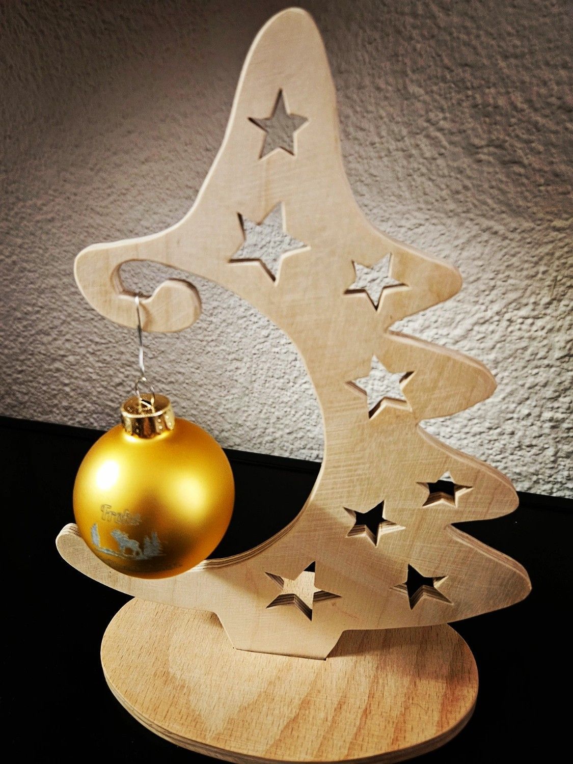 Weihnachtsbaum Lindensperrholz mit Weihnachtskugel aus Glas