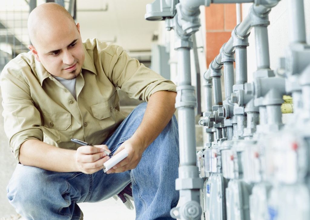 Hausmeister Service Hausmeister bei der Inspektion der Sanitär Anlagen in einem Gebäude.