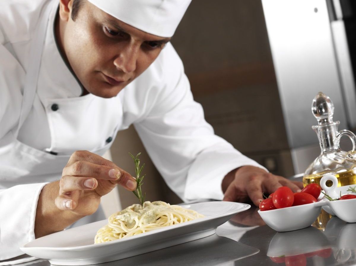 Koch Koch beim vorbereiten eines Menüs.