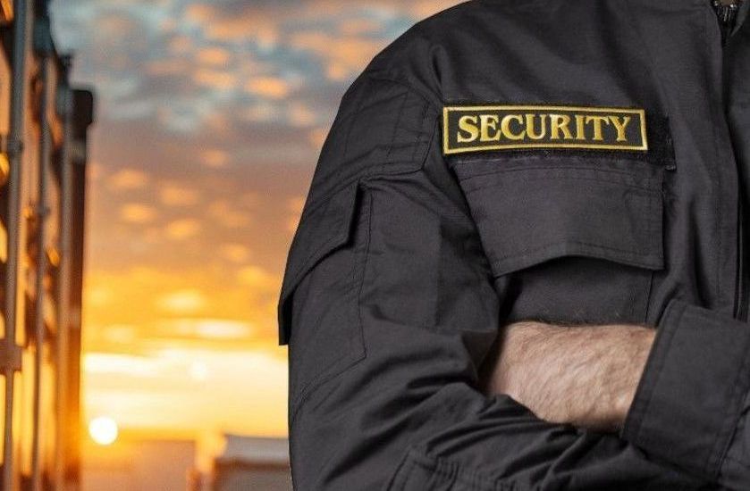Sicherheitsdienst & Security Security Personal beim bewachen eines Firmengeländes.