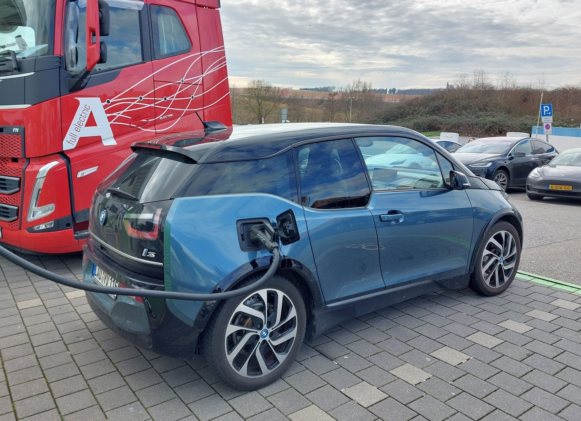 BMW elektrisch bei Überführung laden