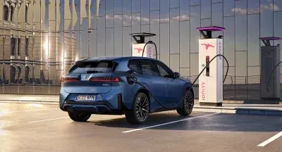 Laden des elektrischen BMW bei Ionity