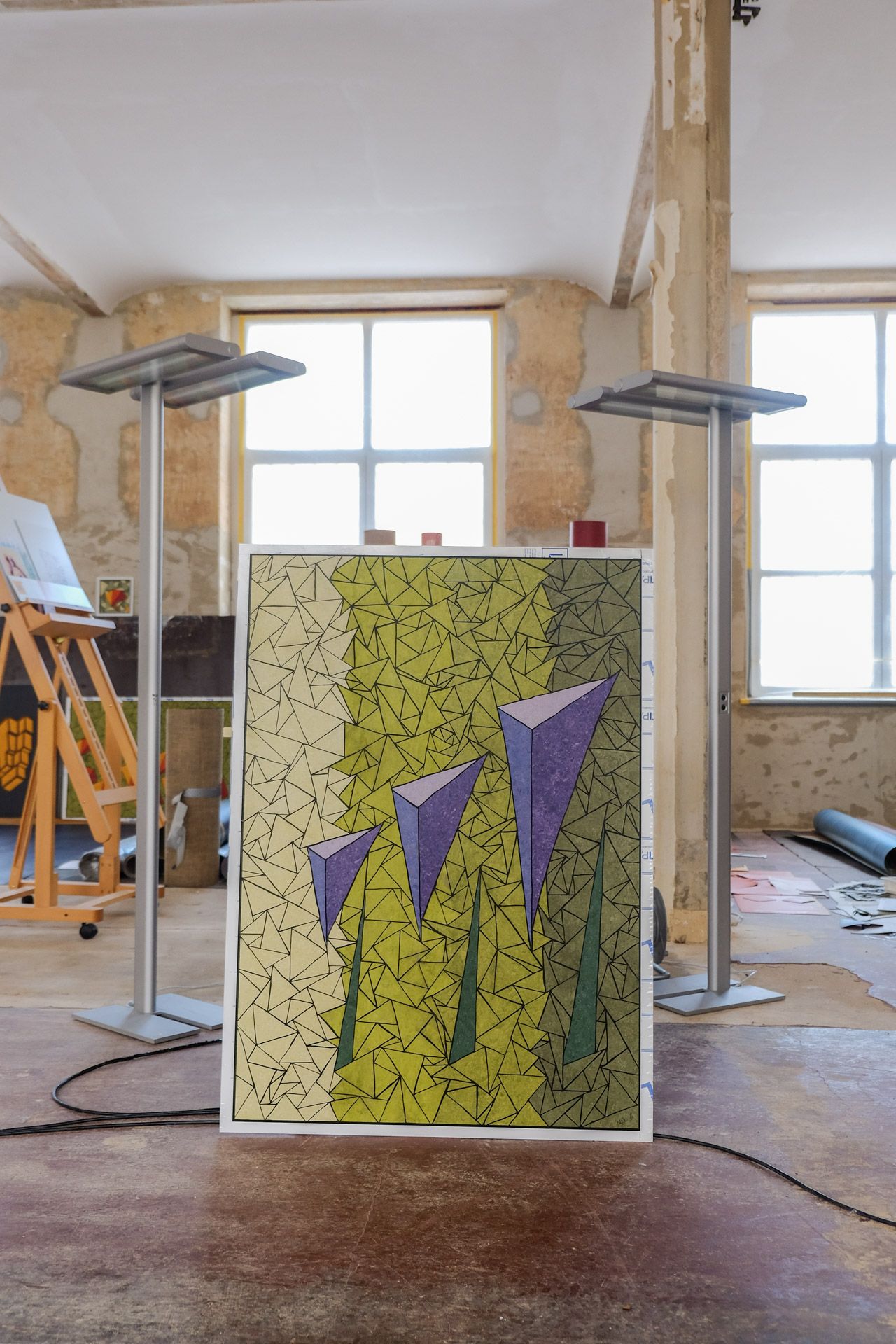 Bild einer Linoleum-Collage, die in einem Atelier steht