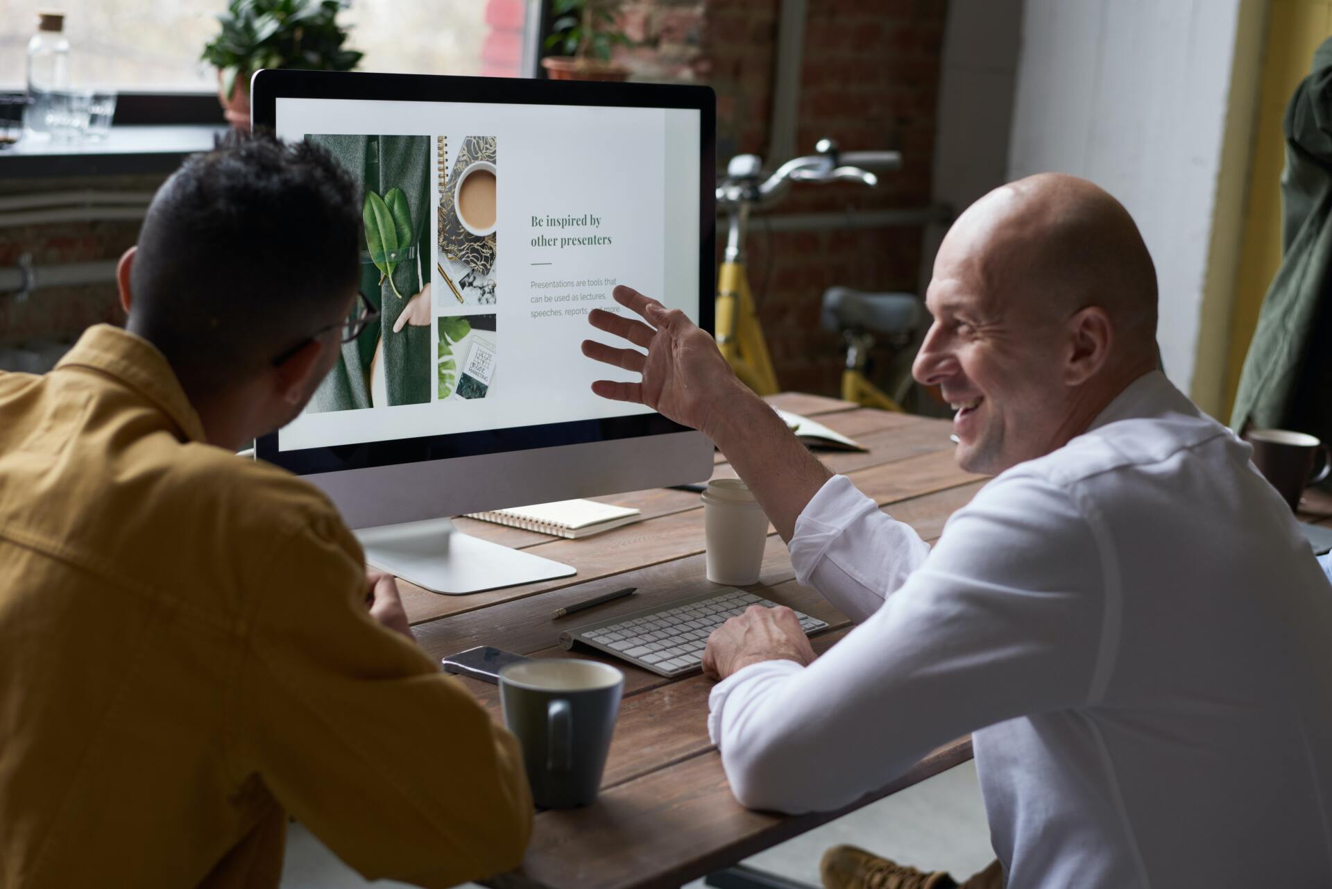 consulting-entreprises-travail-professionnel-réunion-échange-réflexion-analyse-chemise-écran-PC-ordinateur-bureau-plante-thé-tasse-bois philothérapie-consulting-entreprises-travail-professionnel