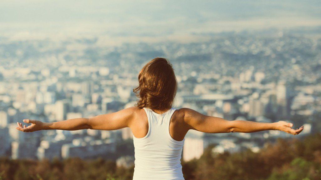liberté-bonheur-dos-femme-top-débardeur-cheveux-perspective-horizon-panorama-vue-arbres-montagne-colline-ville philothérapie-philotherapie-liberté-bonheur