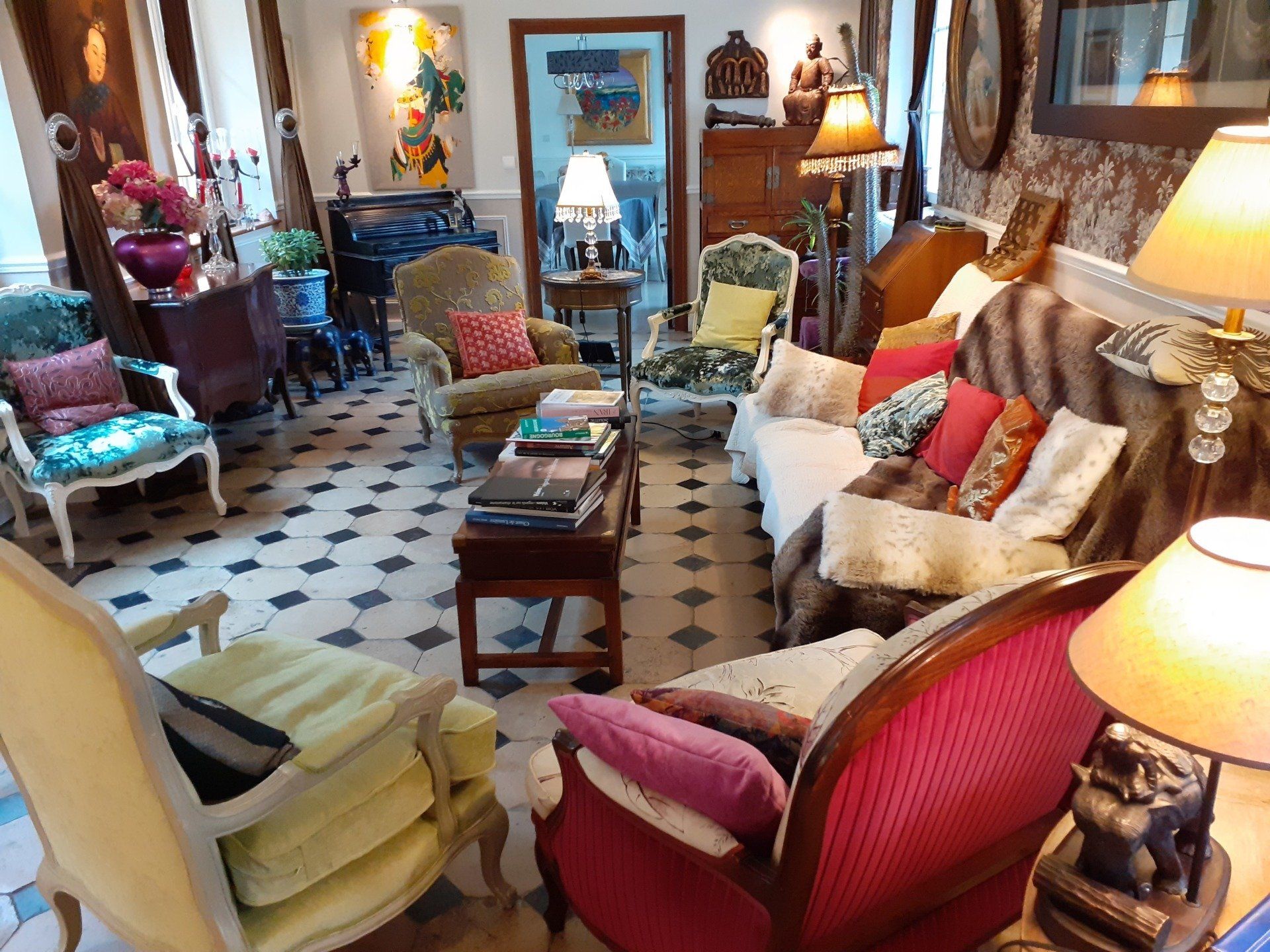 Salon XVIIIème avec cheminée Salon XVIIIè