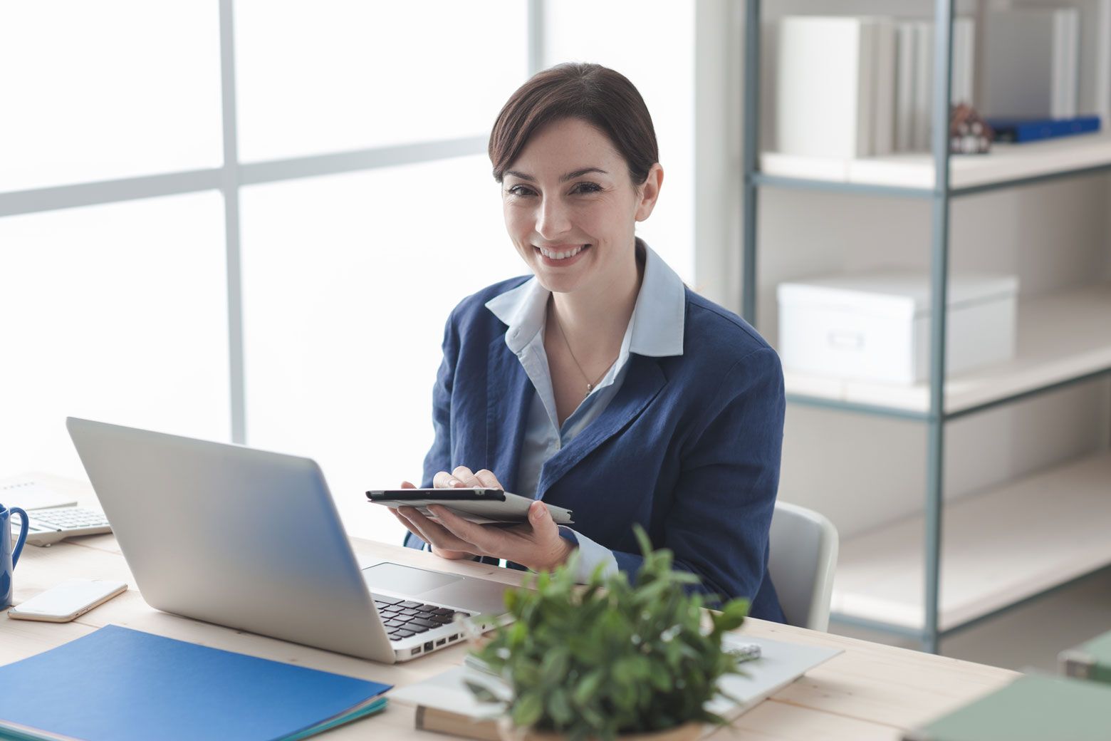 Sachbearbeiterin am Schreibtisch