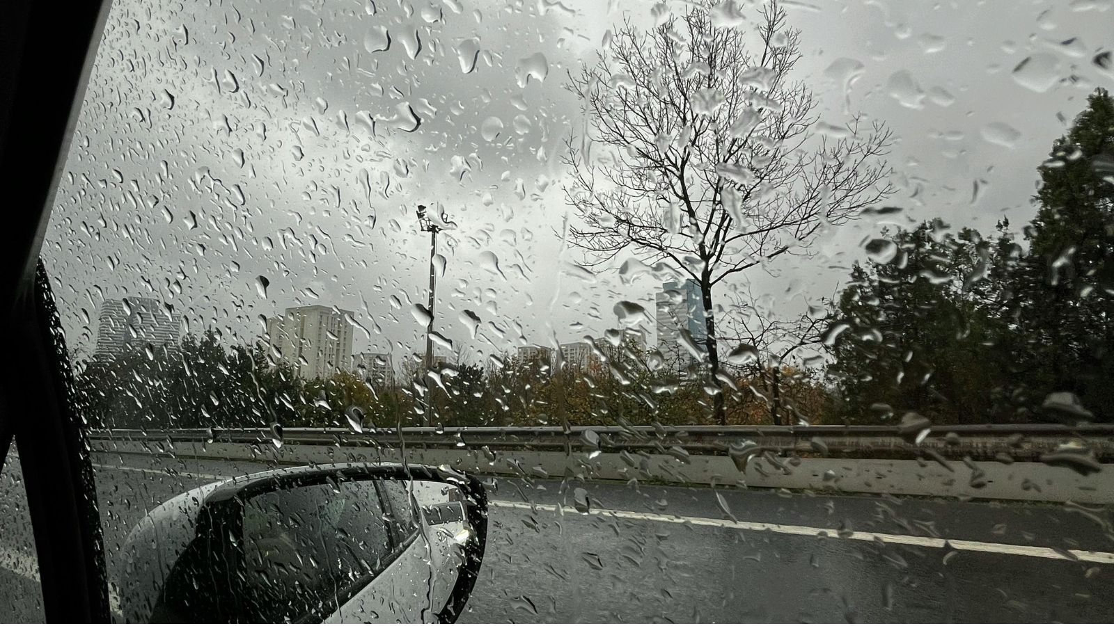 Imagen de portada del post de SAUCOM sobre el lavaparabrisas antilluvia RainX de la marca Krafft.