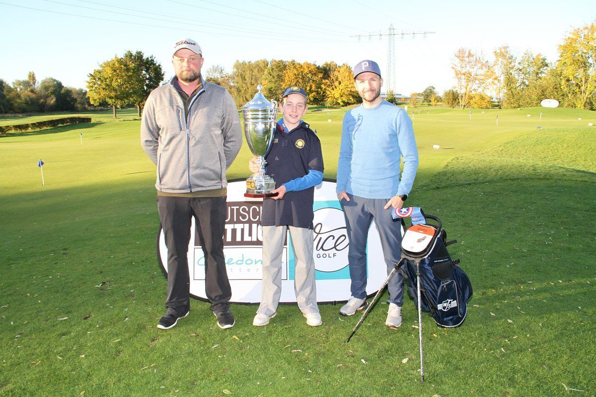 Sieger und Platzierte der Deutschen Puttliga by Vice Golf 2021: Champion Thibault Hess (m.), der Zweitplatzierte Alexander Nitsche (r.) und Platz 3 für Andreas Geitner (l.)