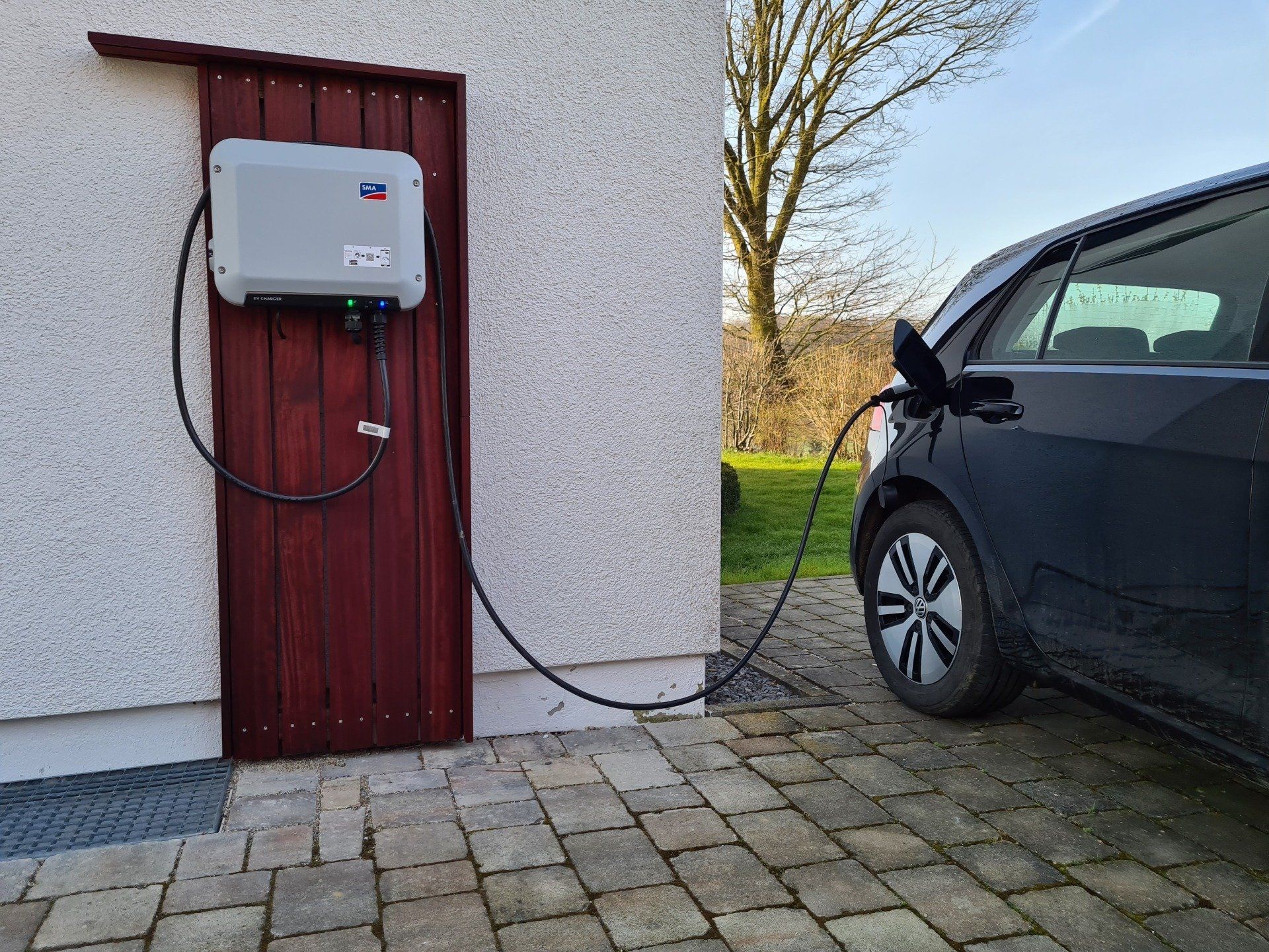 SMA Wallbox an einer Wand das ein E-Auto lädt