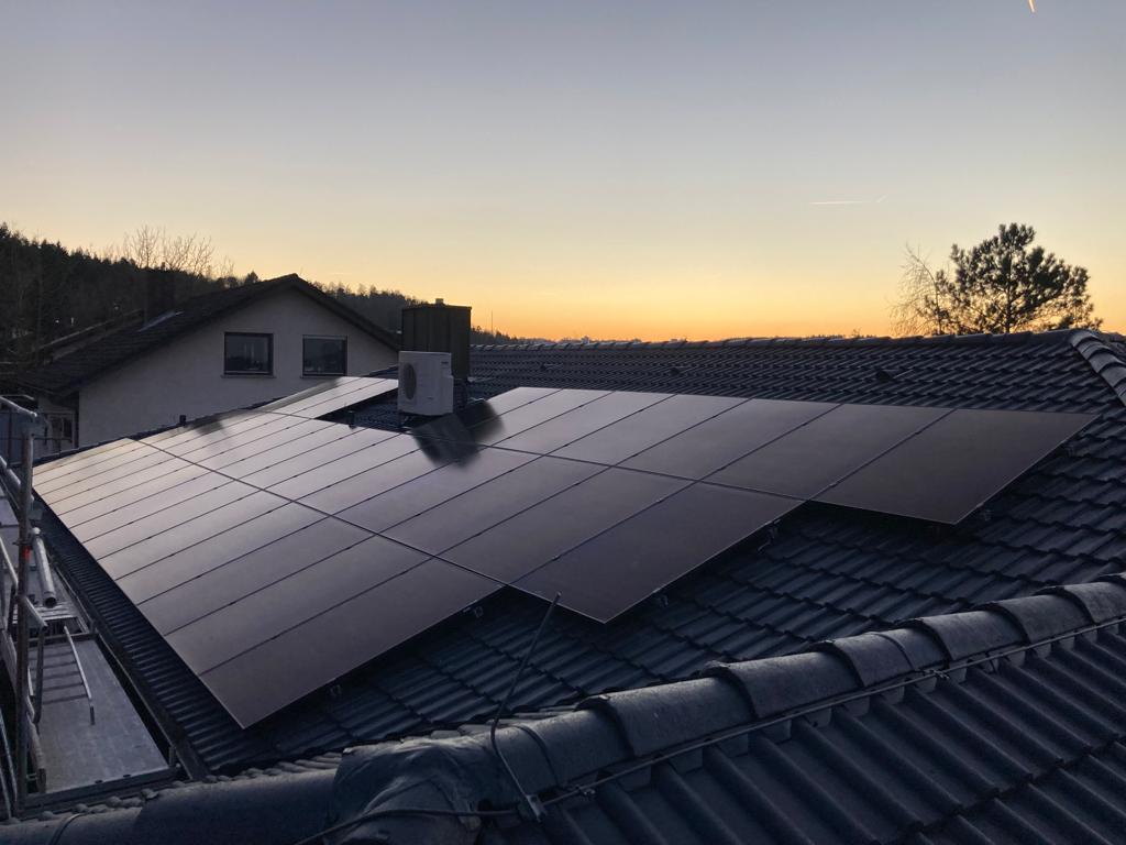 Photovoltaik Anlage auf einem Dach montiert im Sonnenuntergang