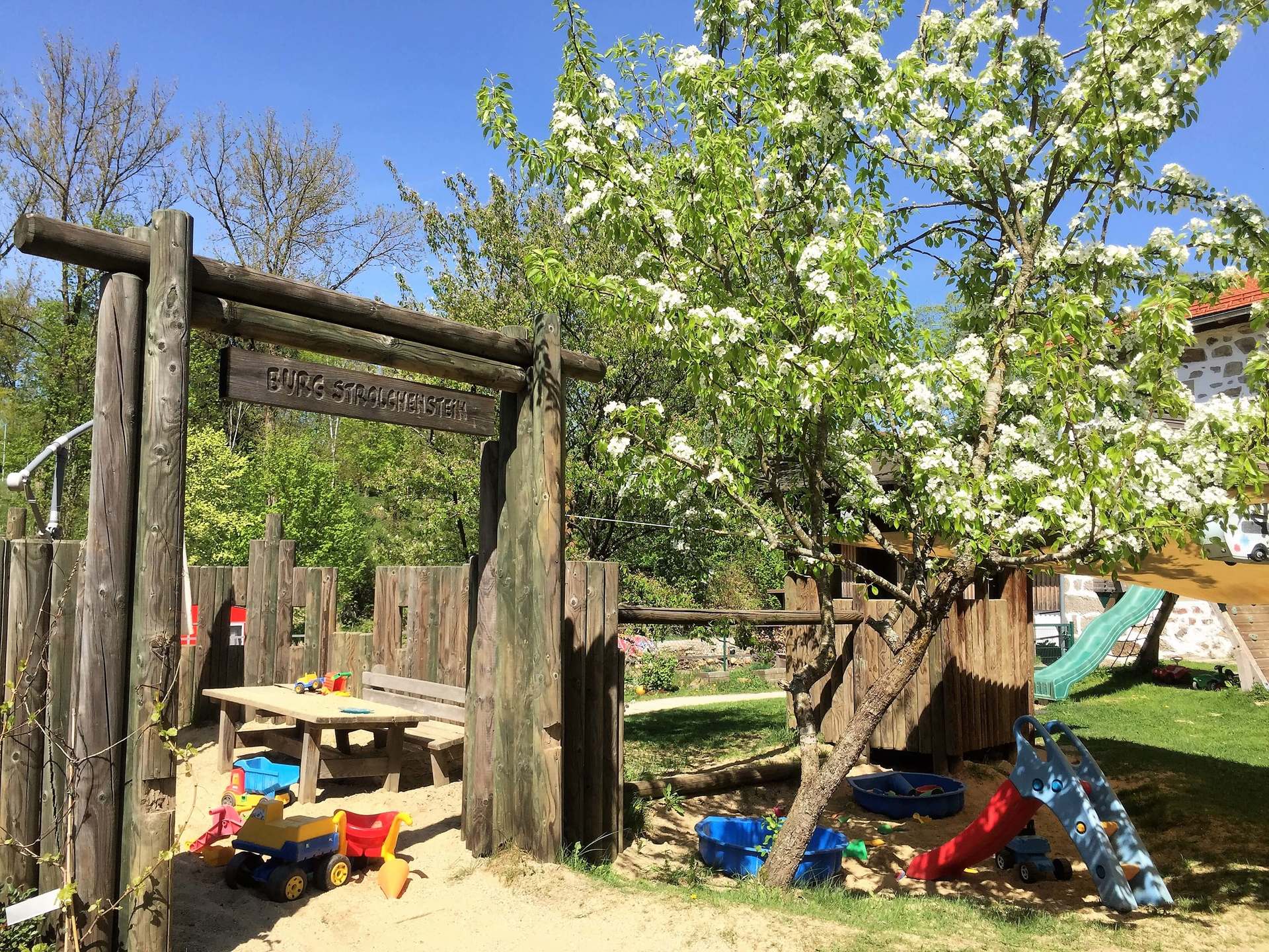 Kinderbereich im grünen Garten