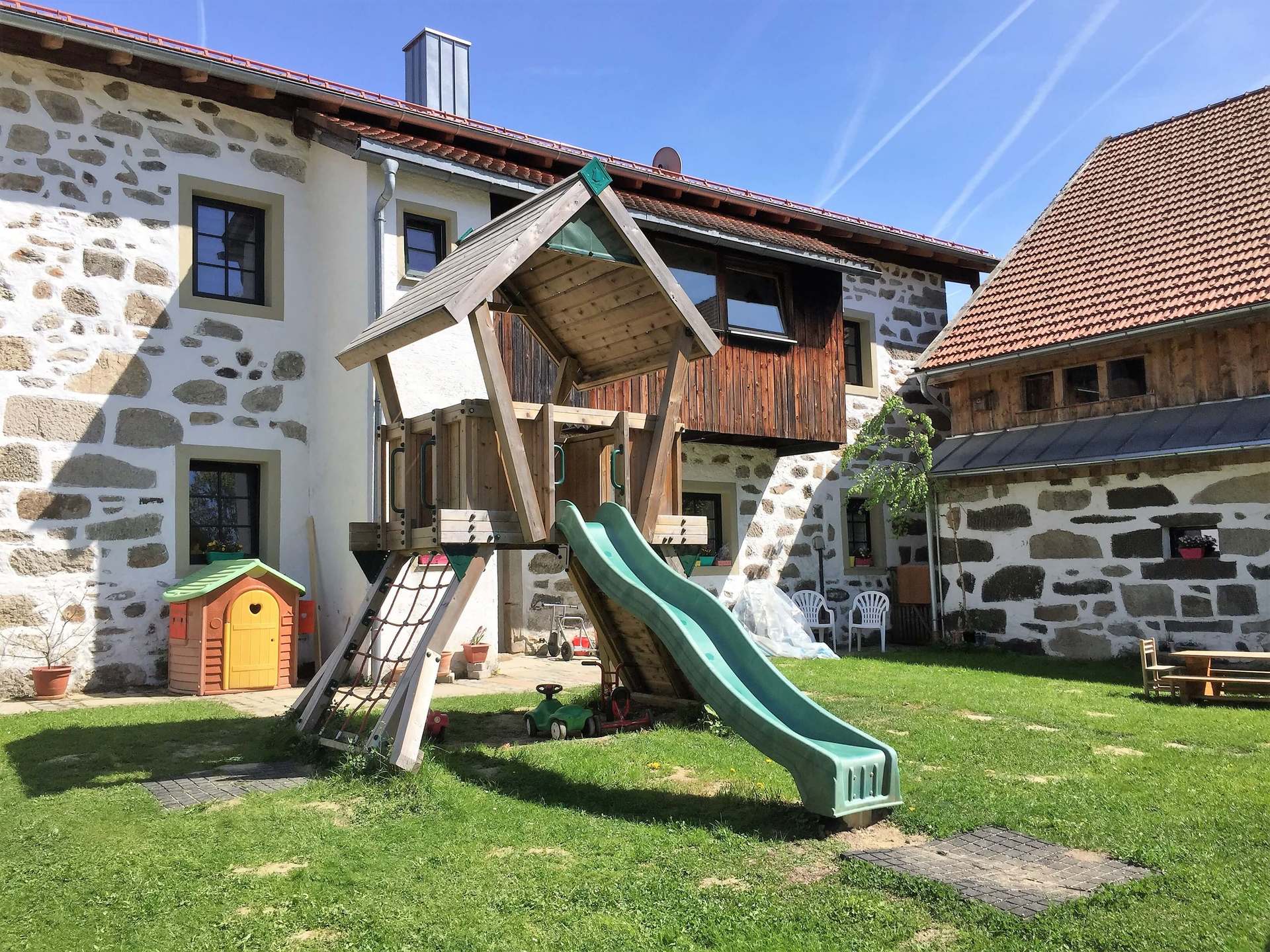 Außenbereich für Kinder mit Rutsche