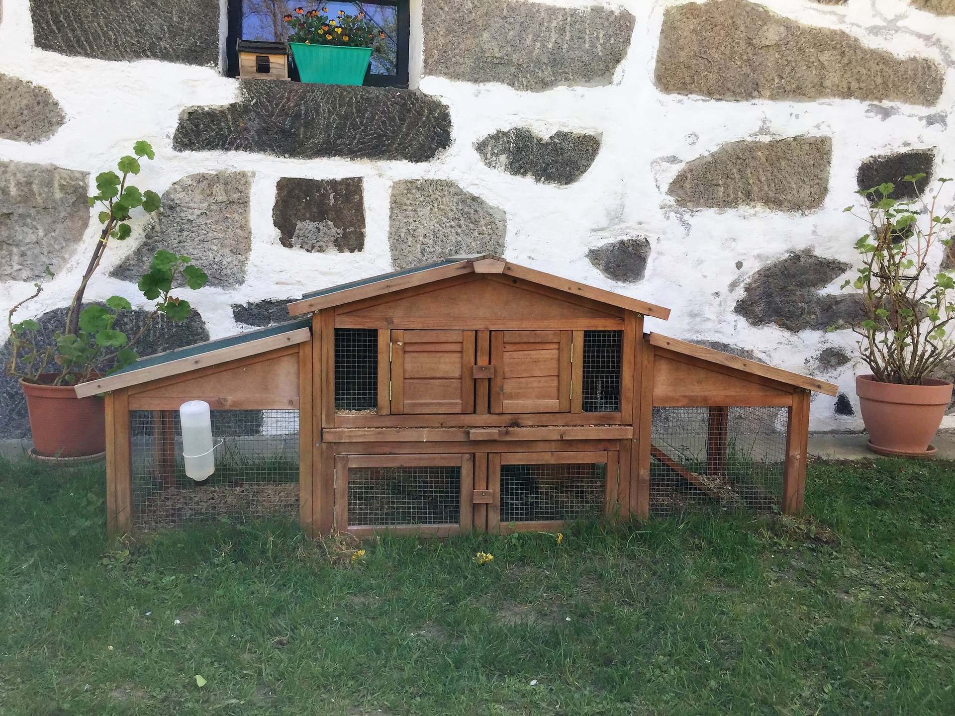 Holz-Hasenstall draußen