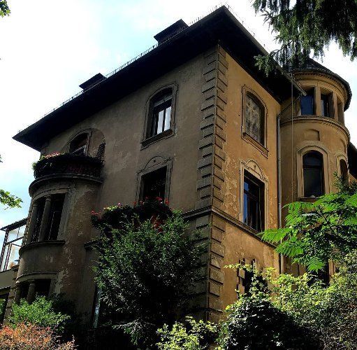 Fassade Villa Baudekoration Mauer