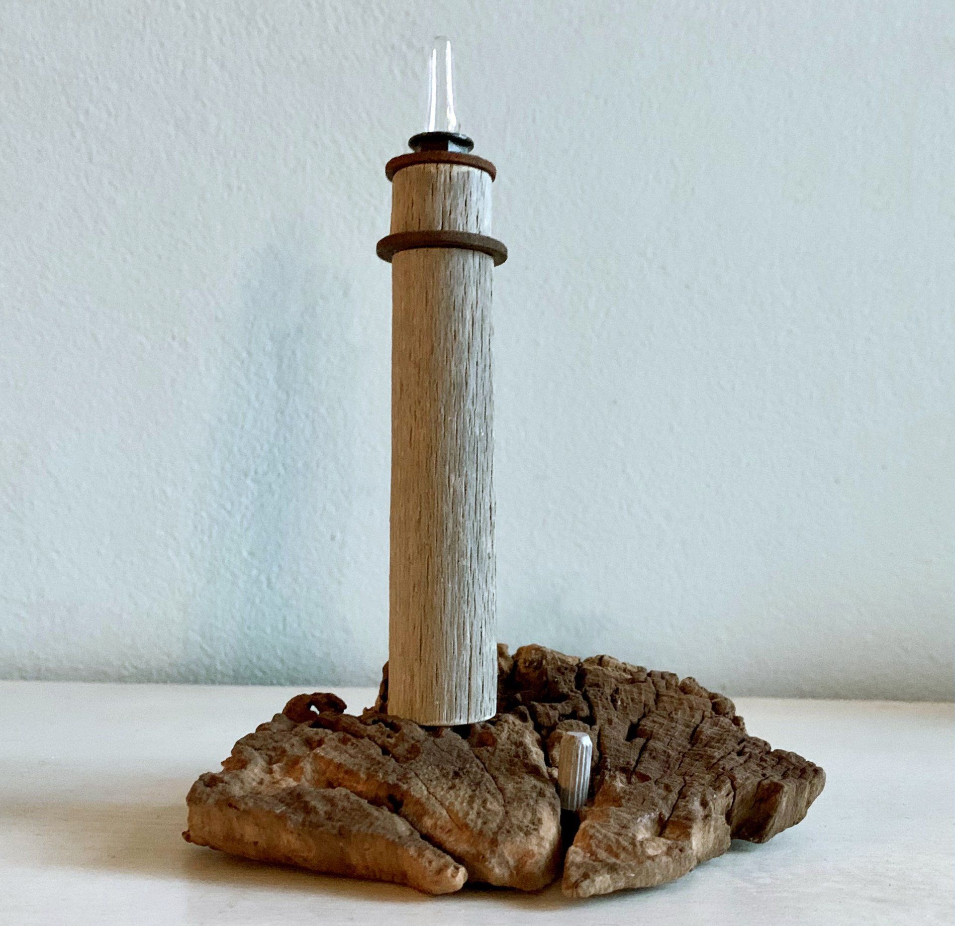 Alter Leuchtturm auf Scheibe von Moorholz, Miniaturlandschaft