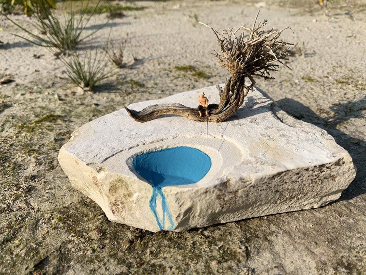 Miniaturwelt, Marmorstein mit Baum und sitzendem Angler H0 Figur