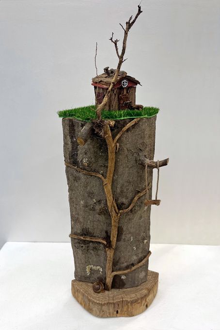 Spaltholz bebaut mit Miniaturhütte