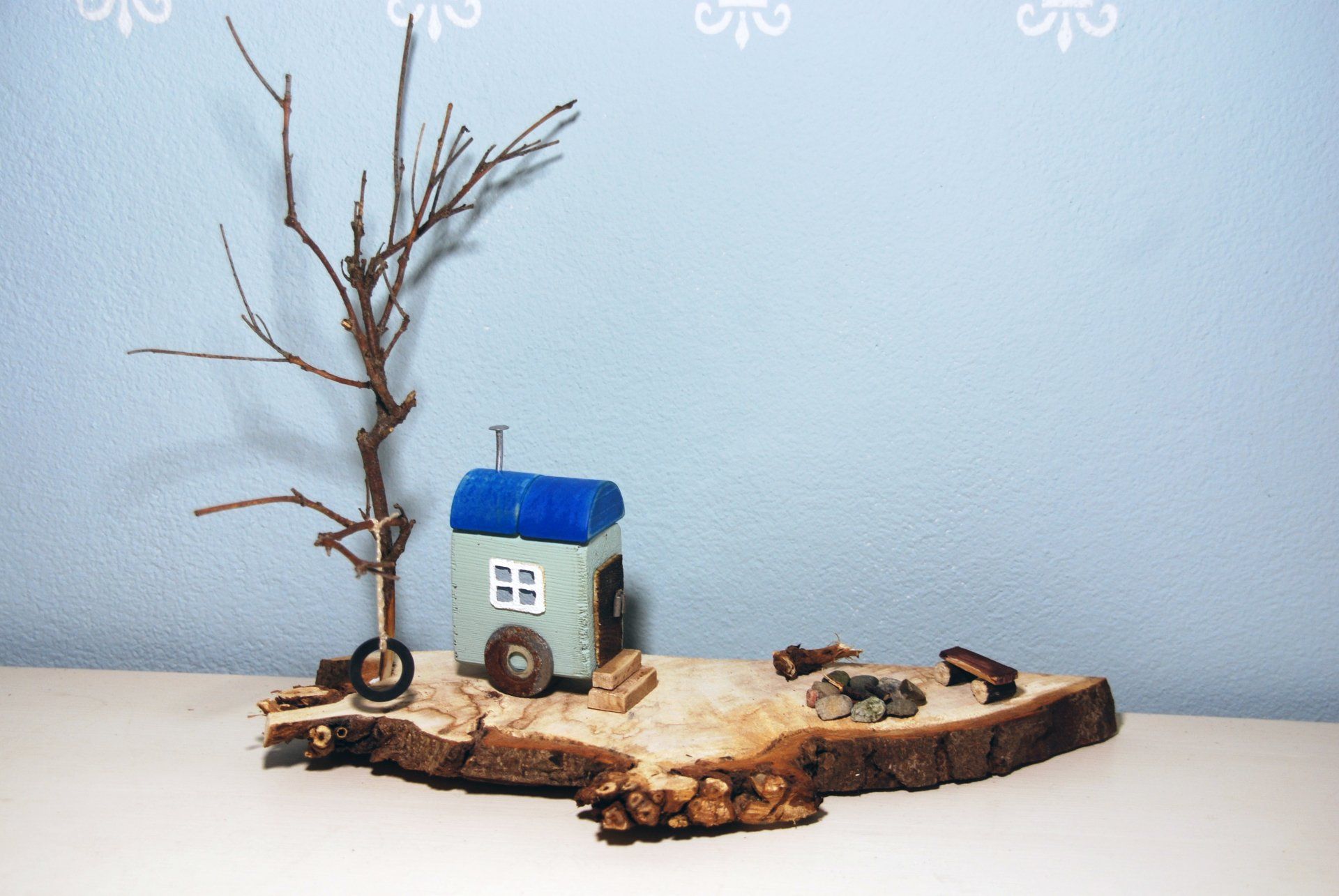 Miniaturlandschaft mit Bauwagen auf Baumscheibe