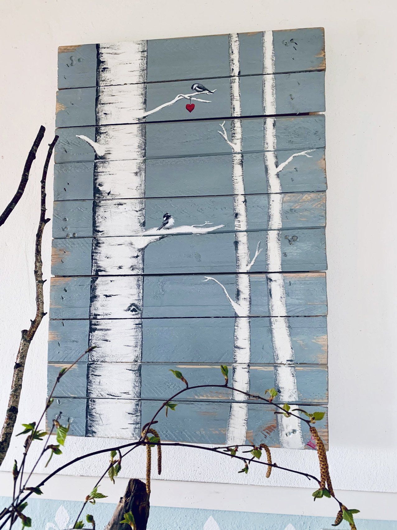 bemalte blaue Palette mit Birken und Vögeln und Herz