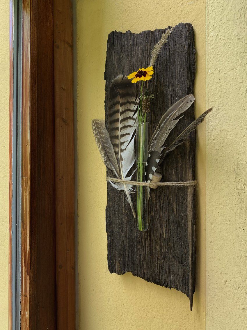 Altholz Brett mit Vase und federn