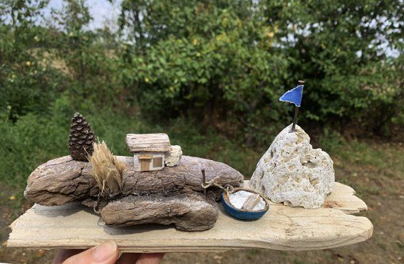 Treibholz Insel mit Haus und Boot aus Walnuss