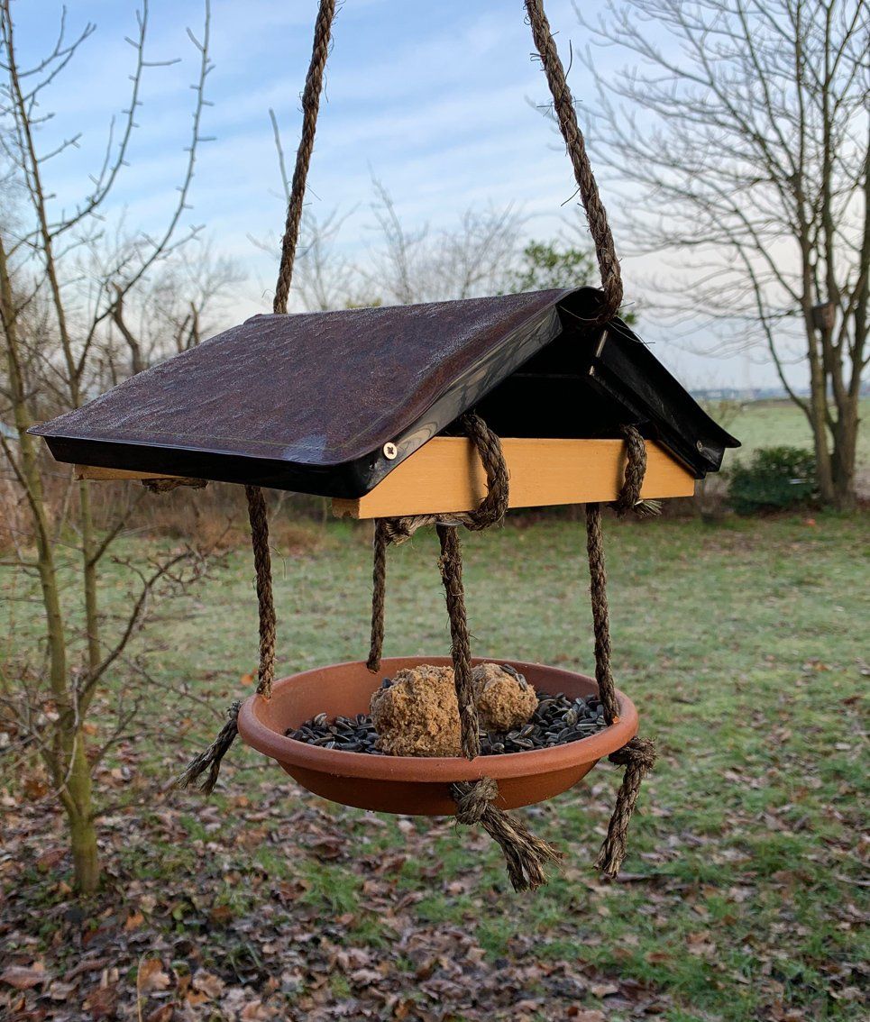 Futterhaus mit Dach aus einer Video-Kassettenhülle