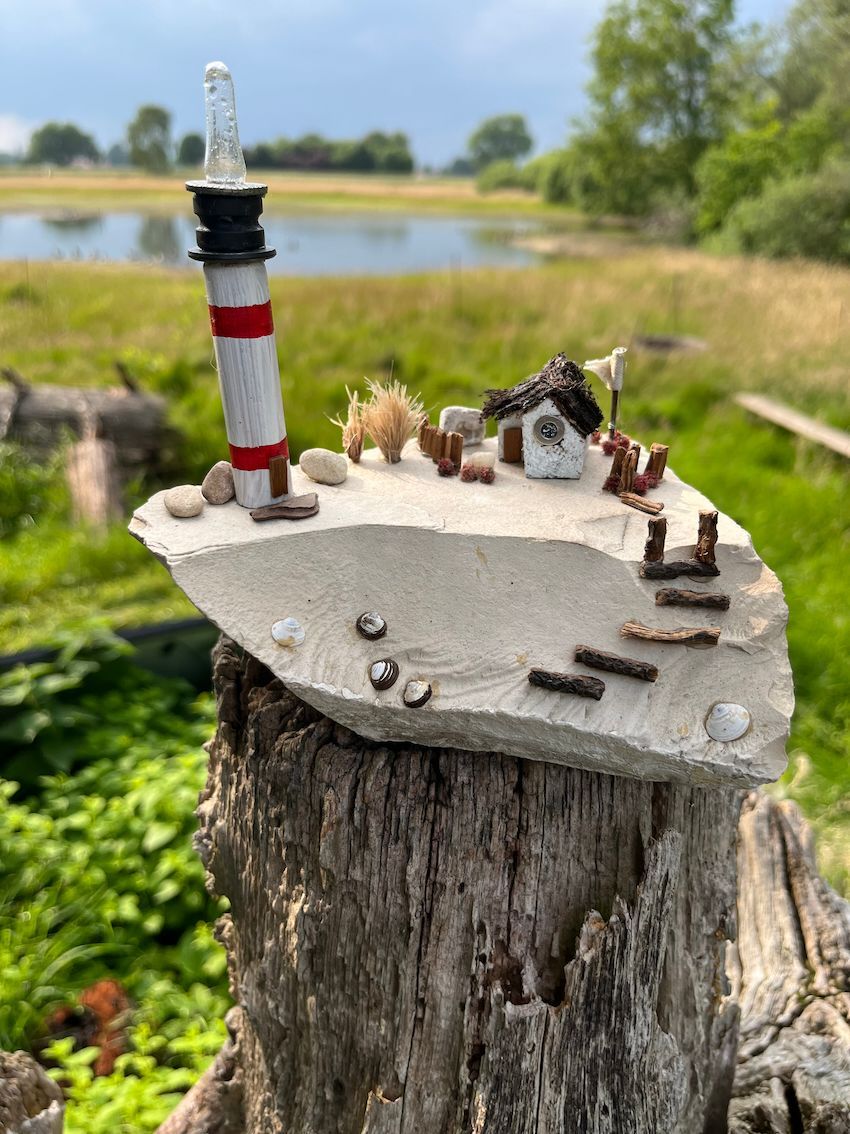 Miniaturwelt Haus mit Leuchtturm auf Stein, Hölzchen, Steine, Muscheln ... auf Kalkstein