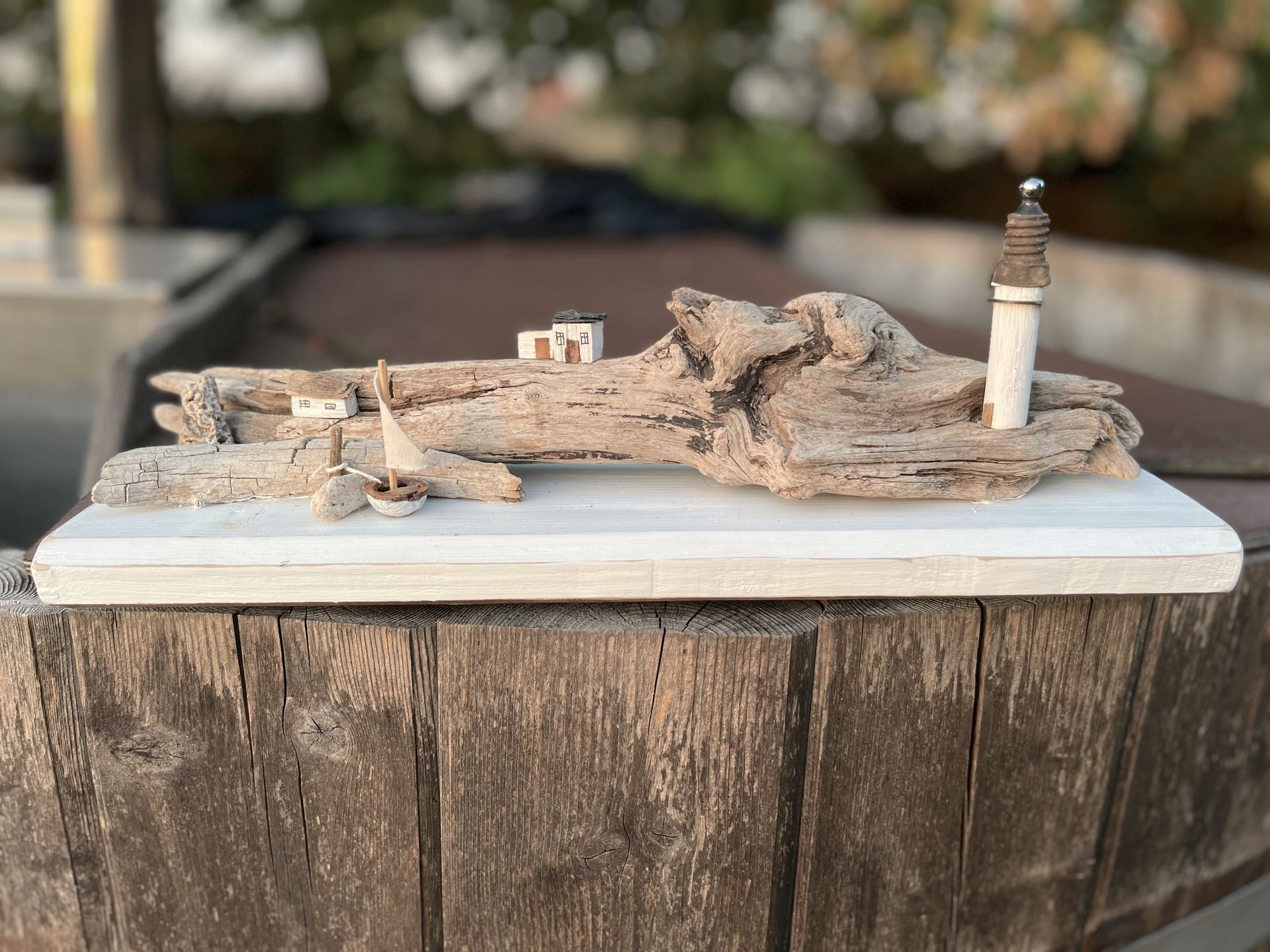 Bebautes Treibholz mit Miniatur Häusern