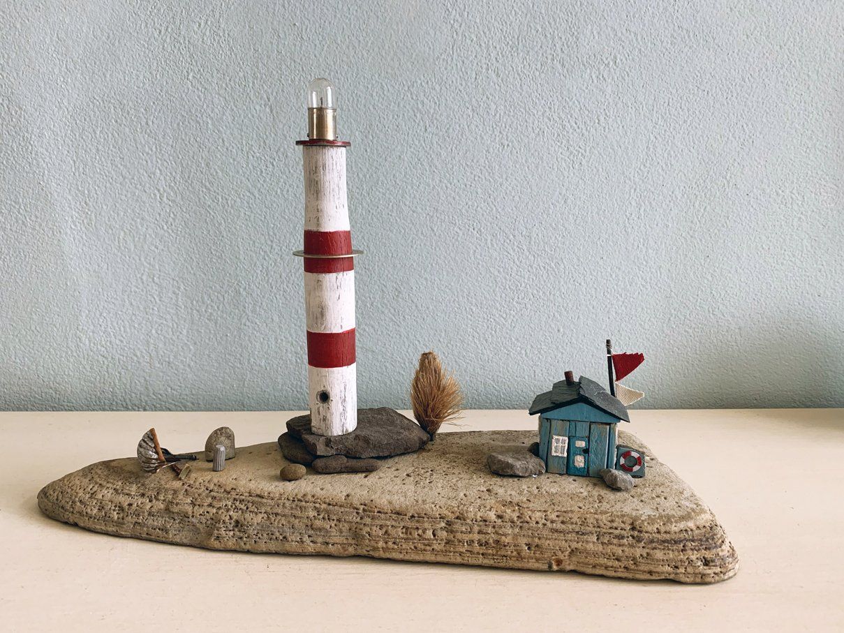 Miniaturlandschaft mit Leuchtturm aus Altholz auf Steinplatte