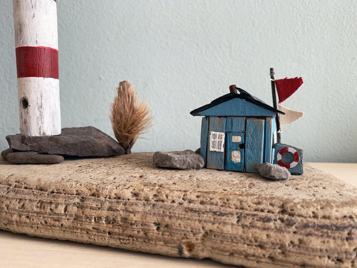 Ausschnitt mit Holzhütte auf Insel aus Stein