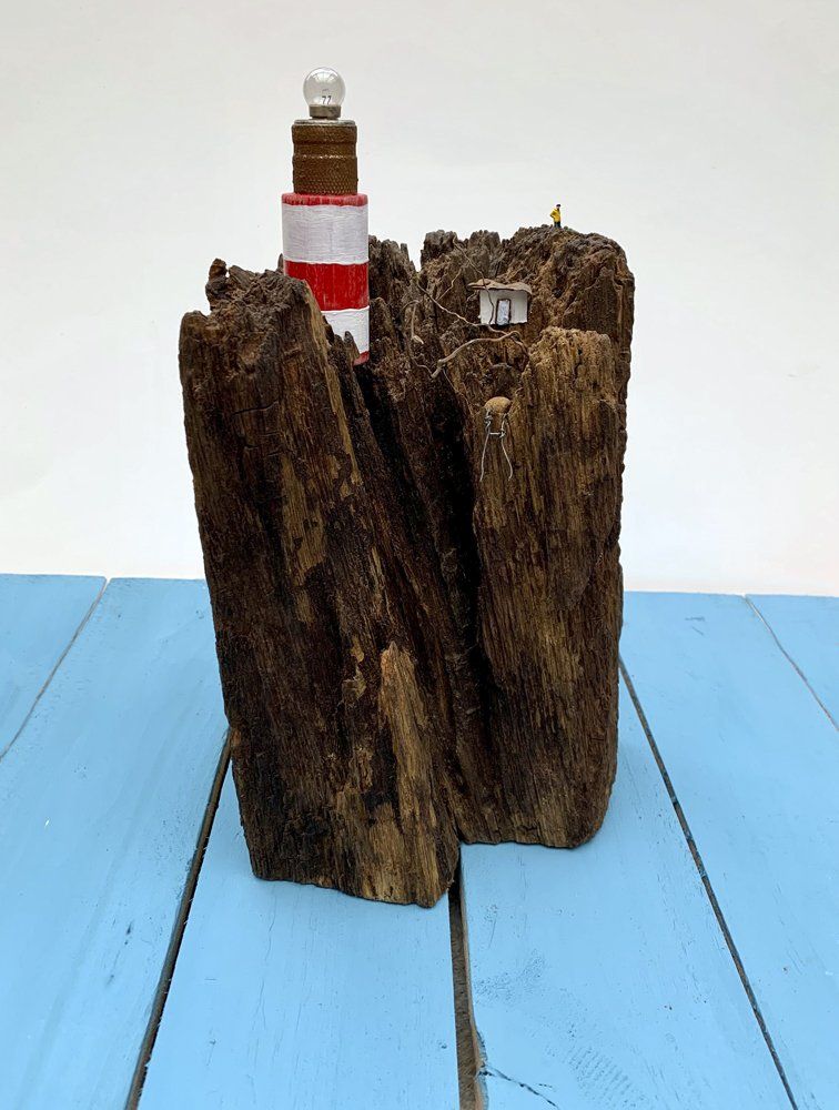 Weidepfahl aus Eiche, darauf Leuchtturm und Häuser aus Holz- und Metallteilen im Miniaturformat