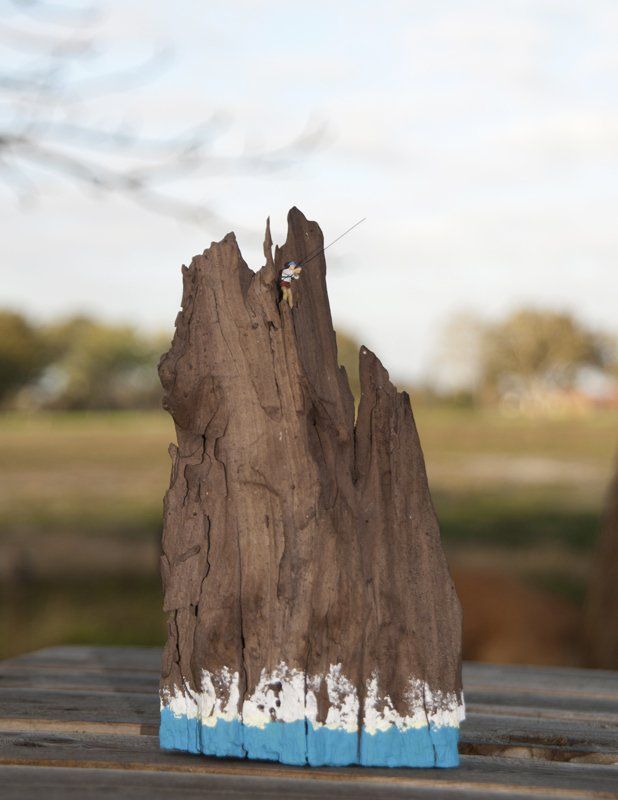 H0 Miniatur Figur Angler auf Moorholz stehend wie Klippe
